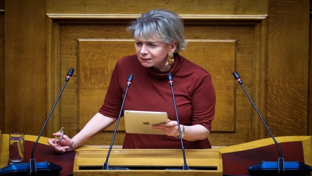 Η Έλενα Ακρίτα πετσοκόβει τους επικριτές Κασσελάκη: «Κουράσαμε – Θα ψηφίζουμε στον ΣΥΡΙΖΑ μέχρι να ΜΗ βγει και ίσως μετά εστιάσουμε στα πραγματικά προβλήματα του τόπου»
