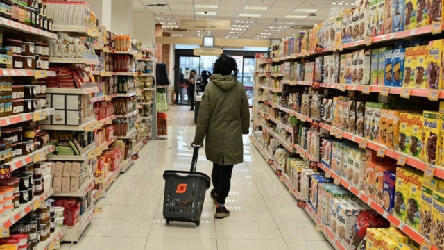 «Πονοκέφαλος» η ακρίβεια: Στα ύψη οι τιμές στα σούπερ μάρκετ -Στις προσφορές ψάχνουν «παρηγοριά» οι καταναλωτές