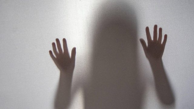 Φρίκη στον Κολωνό: Την Τρίτη 27/8 απολογείται ο 44χρονος – Πώς «ξεκλείδωσε» η 16χρονη και μίλησε για τους βι@σμούς από τον πατέρα του φίλου της