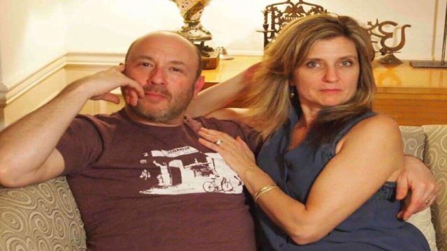 «Αφήνω τον σύζυγό μου να πηγαίνει με άλλους άνδρες για να σώσω τον γάμο μου»