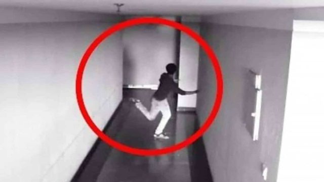 Υποψιαζόταν τον σύζυγό της και έβαλε κρυφή κάμερα – «Κοκκάλωσε» όταν αντίκρισε με ποιον την απατούσε (photo)