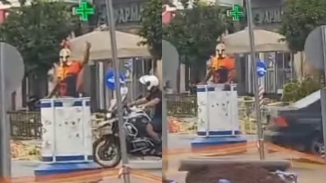 Κάπου… μπερδεύτηκε: Ντύθηκε αρχαίος Σπαρτιάτης και παρίστανε τον τροχονόμο στην Σπάρτη – Με ασπίδα και δόρυ ρύθμισε την κυκλοφορία (video)