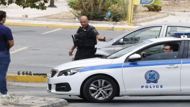 Εξελίξεις στην υπόθεση στο Κερατσίνι: Ταυτοποιήθηκε και αναζητείται ο άνδρας που πέταξε το τσαντάκι με τις χειροβομβίδες
