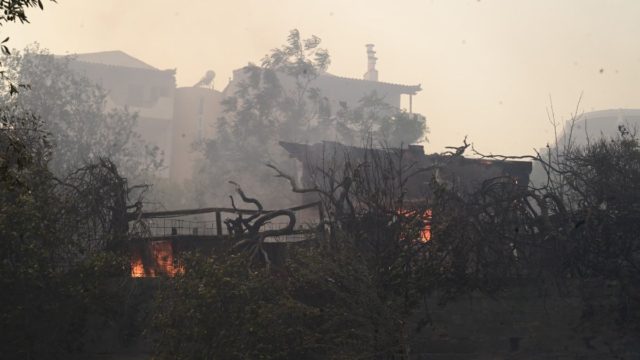 Φωτιά στην Αττική: Στη «μάχη» της κατάσβεσης και οι Ένοπλες Δυνάμεις