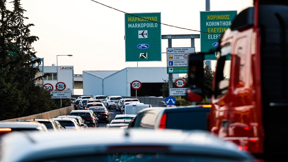 Πυρκαγιά σε όχημα στην Αττική Οδό: Καθυστερήσεις σε τμήματα του αυτοκινητόδρομου και προς τις δύο κατευθύνσεις