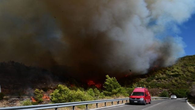 Φωτιά στην Αττική: Οι κυκλοφοριακές ρυθμίσεις στη βορειοανατολική Αττική –  Κανονικά οι αφίξεις και αναχωρήσεις από το λιμάνι της Ραφήνας
