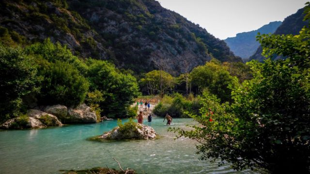 Ταξίδι στον Αχέροντα: Το μυθικό ποτάμι της Ηπείρου – Παραδεισένιο τοπίο και βουτιές για τους τολμηρούς