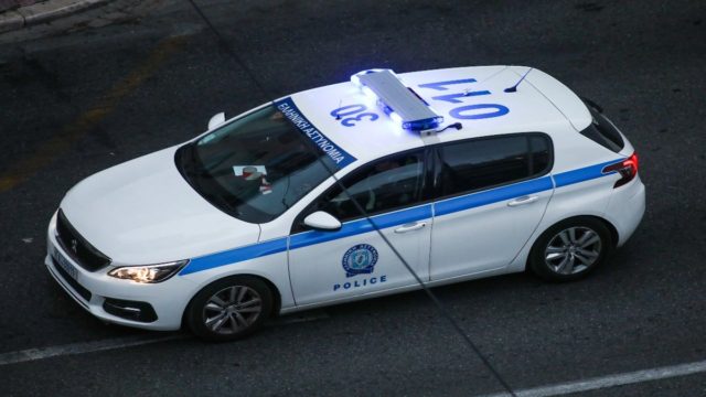 Σοκαριστικό τροχαίο: 18χρονος οδηγός χωρίς δίπλωμα έπεσε πάνω σε περιπολικό, τραυμάτισε δύο αστυνομικούς και τους εγκατέλειψε