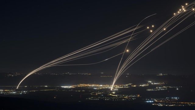 «Κόκκινος» συναγερμός στη Μέση Ανατολή: Η Χεζμπολάχ εκτόξευσε δεκάδες ρουκετες εναντίον του Ισραήλ – Αντίστροφη μέτρηση για τα ιρανικά αντίποινα, ισχυροποιείται η αμερικανική δύναμη
