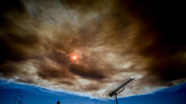 Διαλύει την Αττική η πυρκαγιά: Ο καπνός σκέπασε όλη την Αθήνα κι έφτασε στα Κύθηρα! Αποπνικτική η ατμόσφαιρα στο Λεκανοπέδιο