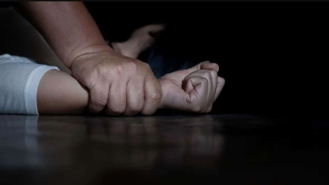 Σοκάρει η υπόθεση στον Κολωνό: Υπέρ του 44χρονου καταθέτουν ο γιος και η πρώην σύζυγός του – Σε εξέλιξη η απολογία του για τον βιασμό 16χρονης