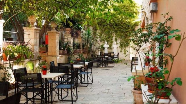 7+1: Τα πιο “in” καφέ με δροσιστικές αυλές στην Αθήνα