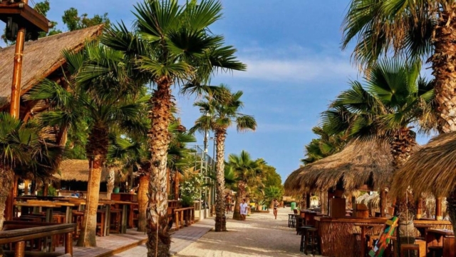 Τα beach bar της Αττικής που σε ταξιδεύουν στα εξωτικά νησιά του εξωτερικού