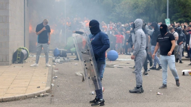 Χάος στην Βρετανία: «Lockdown» υπό τον φόβο επιθέσεων – Επί ποδός 6.000 αστυνομικοί για νέα βίαια ρατσιστικά επεισόδια