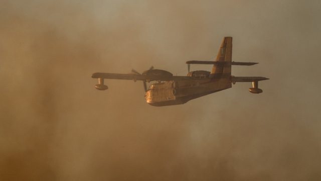 Πυρκαγιά στην Αττική: Καταγγελίες πως δεν επιχειρούν Canadair στην Πεντέλη – Η απάντηση της Πολιτικής Προστασίας