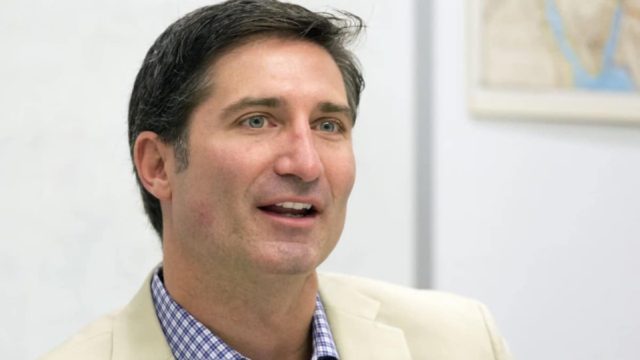 Ωραίος ο παίκτης: Σάλος με το «χρυσό» συμβόλαιο του CEO των Starbucks – Μπορεί να πηγαινοέρχεται στο γραφείο με εταιρικό αεροσκάφος