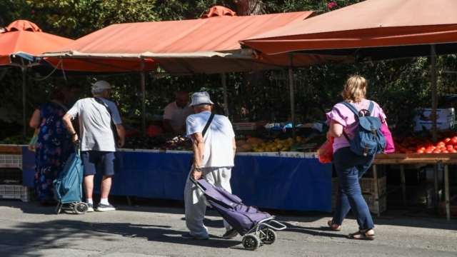 Ακρίβεια: Τσουχτερές οι τιμές σε φρούτα και λαχανικά για τους καταναλωτές