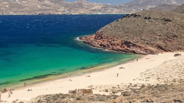 Μια παραλία σκέτη όαση: Ηρεμία, χαλάρωση και ένα ταβερνάκι εκεί που σκάει το κύμα