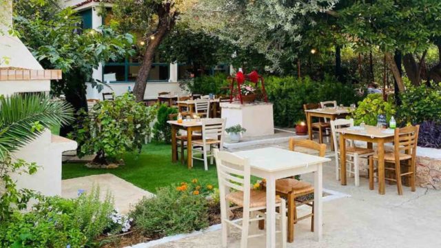 Αυτό είναι το μαγαζί της Αθήνας με την αυλή που θυμίζει πλατεία χωριού