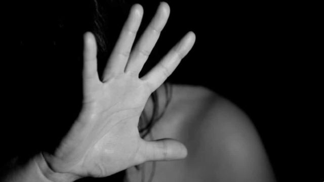 Σοκ στη Θεσσαλονίκη: 52χρονος επιτέθηκε και βίασε την 25χρονη κόρη της συζύγου του
