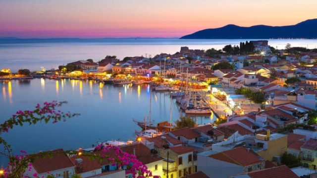 Οι Σεϋχέλλες της Ελλάδας 1,5 ώρα μακριά από την Αττική: Καταγάλανα νερά και 4 παραλίες που θα σε μαγέψουν