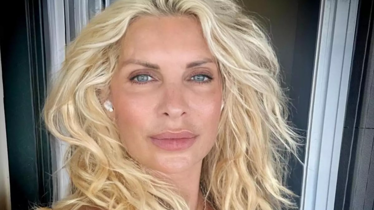 «Ανάβει» φωτιές η Ελένη Μενεγάκη στα 54 της: Ποζάρει με την πετσέτα μπροστά στον καθρέφτη (photo)