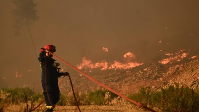 Φωτιά στον Βαρνάβα Αττικής: Εντολή 112 για εκκένωση από το Μικροχώρι Ωρωπού