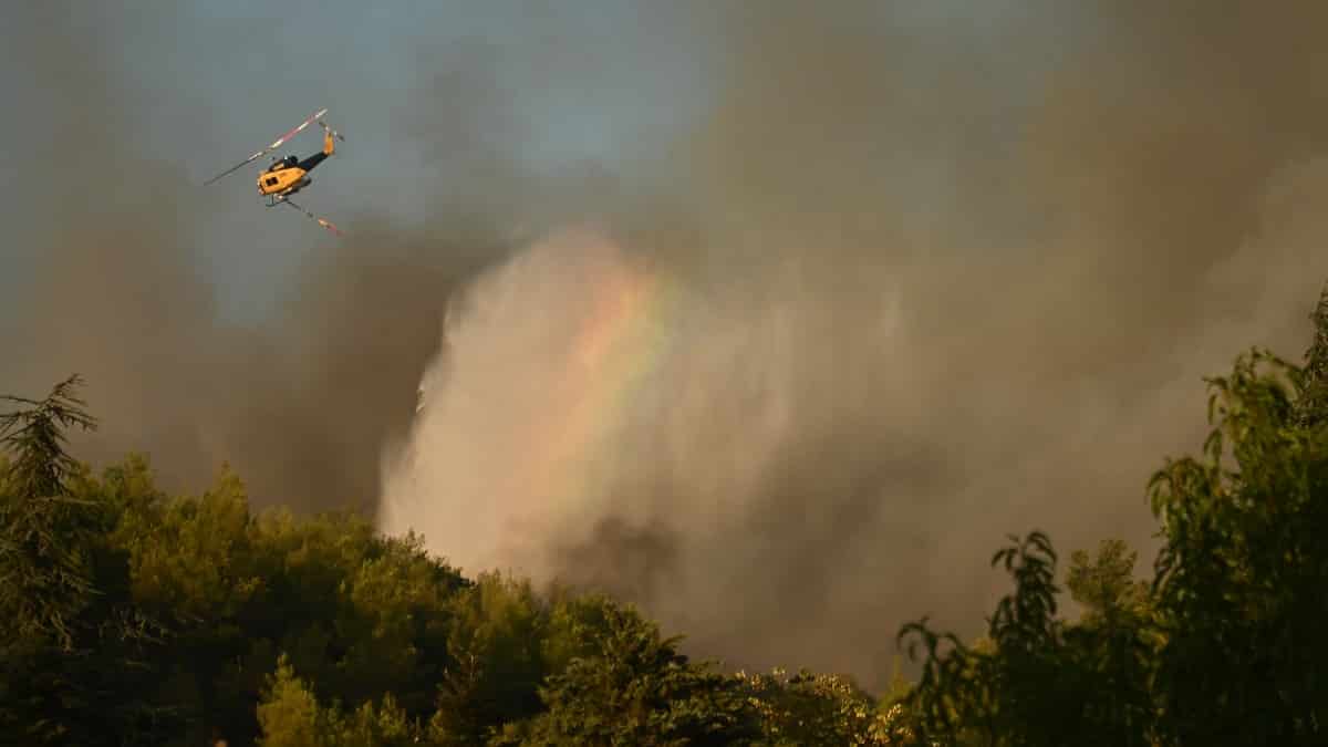 Φωτιά στον Βαρνάβα Αττικής: Μήνυμα από το 112 για εκκένωση του Γραμματικού