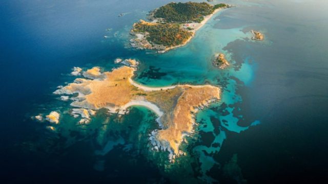 Οι Times «υμνούν» 35 ελληνικές παραλίες – Ποιες ξεχωρίζουν για τα καταγάλανα νερά τους
