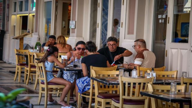 Τέρμα τα αστεία: Νέες «έξυπνες» ταμειακές μηχανές στην εστίαση – Πως η εφορία θα καταγράφει και τα ελεύθερα τραπέζια
