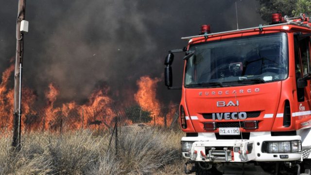 Φωτιά στην Εύβοια: «Τούμπαρε» πυροσβεστικό όχημα σε χαράδρα