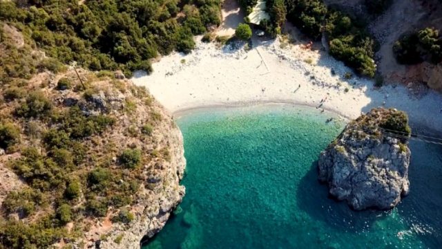 Εξωπραγματικό τοπίο: Η ονειρική παραλία της Μάνης που σε «μαγεύει» από την πρώτη ματιά