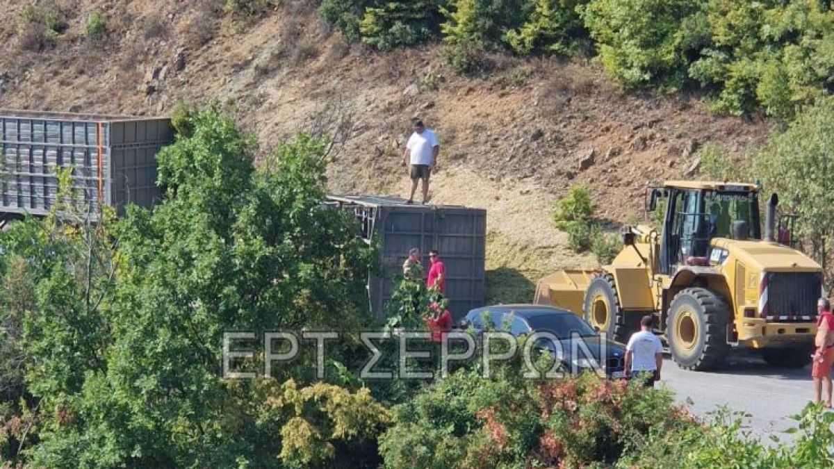 Ανατροπή φορτηγού στο δρόμο Νιγρίτα προς Λαγκάδι: Μετέφερε 20 τόνους καλαμπόκι