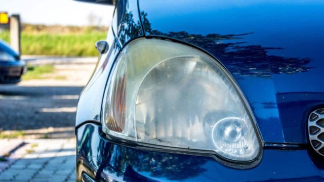 Αυτός είναι ο λόγος που τρίβουν ελαιόλαδο στα φώτα των αυτοκινήτων: Θα φαίνονται σαν καινούργια
