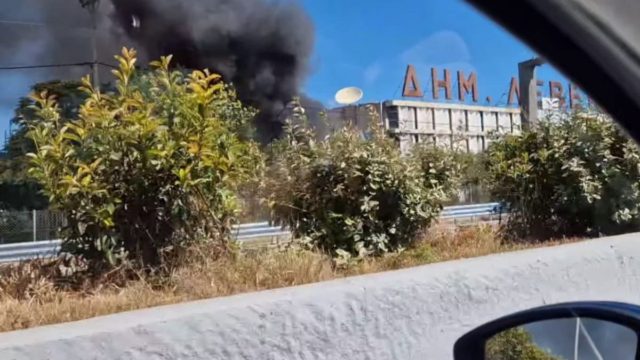 Φωτιά στον παράδρομο της Εθνικής Οδού Αθηνών – Λαμίας: Καίει κοντά σε εργοστάσιο