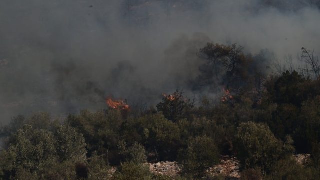 Πυρκαγιά στην Αττική: Νέο μήνυμα του 112 για εκκένωση προς Παλλήνη – Τα τρία μέτωπα και πού επικεντρώνεται η προσπάθεια της Πυροσβεστικής