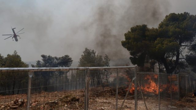Φωτιά στην Αττική: Ο διεθνής Τύπος για τα πύρινα μέτωπα στη χώρα μας – «Η μισή Ελλάδα είναι σε κόκκινο συναγερμό…» (video)