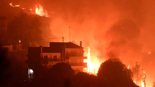 Νύχτα τρόμου στην Αττική: Έφτασε στα Βόρεια προάστια η πυρκαγιά και καίει τα πάντα σε 30 χιλιόμετρα – Εντολή εκκένωσης σε Νέα και Παλαία Πεντέλη, σε ετοιμότητα Μελίσσια, Πολιτεία, Εκάλη και Νέα Ερυθραία