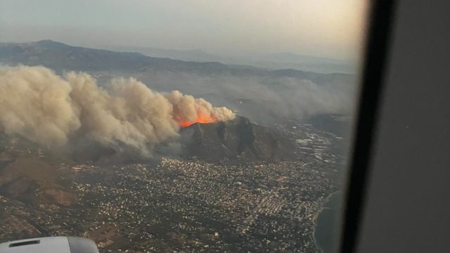 Ανατριχιαστικό βίντεο του Athensmagazine.gr: Η φωτιά που κατακαίει την Αττική από αεροπλάνο που μόλις έχει απογειωθεί στις 6:30 το πρωί!