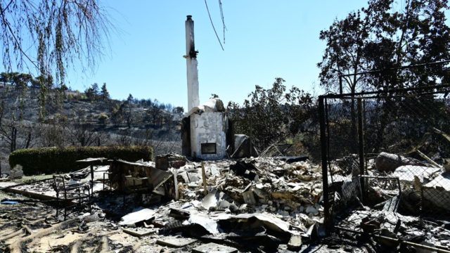 Φωτιά στην Αττική: Η πιθανότητα ο όλεθρος να προκλήθηκε από εμπρησμό και η καταγγελία για βραχυκύκλωμα σε κολώνα ρεύματος