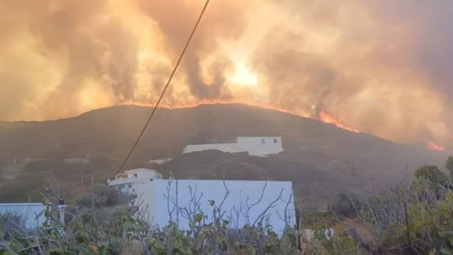Νύχτα αγωνίας στην Ικαρία: Μεγάλη φωτιά στους Φούρνους και μεγάλη μάχη της Πυροσβετικής – Ήχησε το 112 για απομάκρυνση κατοίκων και επισκεπτών