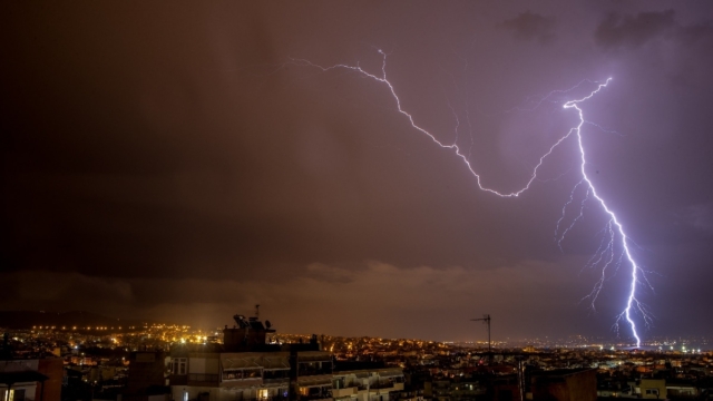 Φωτιά στα Καλύβια: Προκλήθηκε από κεραυνό – Καίει σε δύο μέτωπα