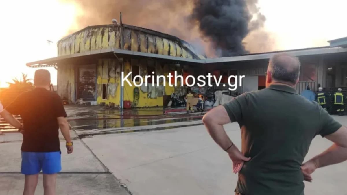 Αποκαρδιωτικές εικόνες στην Κόρινθο: Κάηκε ολοσχερώς η βιομηχανία με εκκλησιαστικά είδη (videos)