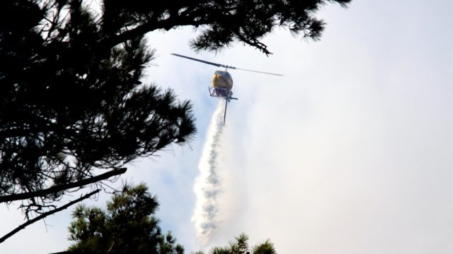 Φωτιά στο Ηράκλειο Κρήτης – Επιχειρούν και εναέρια μέσα για την κατάσβεση
