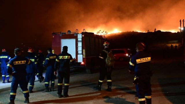 Τραυματίστηκαν δύο πυροσβέστες στην φωτιά της Ρόδου – Μεταφέρθηκαν στο νοσοκομείο