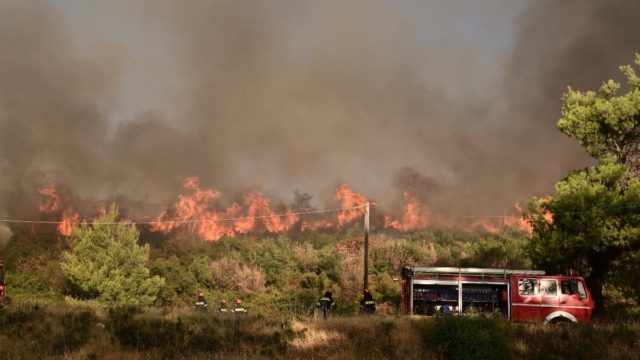 Έφτασε στην Πεντέλη η μεγάλη πυρκαγιά: Εκκενώθηκαν μέχρι και τα μοναστήρια Αγίου Εφραίμ και Πεντέλης – Ανέβαλε τις αφίξεις σε κατασκηνώσεις ο Δήμος Αθηναίων