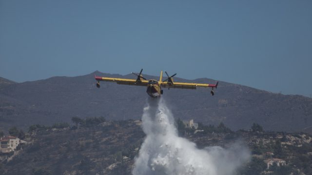 Ξέσπασε μεγάλη δασική φωτιά στη Ρόδο: Σηκώθηκαν 3 αεροσκάφη και 5 ελικόπτερα – Πνέουν ισχυροί άνεμοι