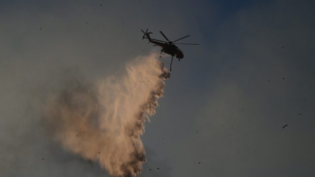Φωτιά ξέσπασε στον Μαραθώνα – Επιχειρούν και εναέρια μέσα για την κατάσβεση