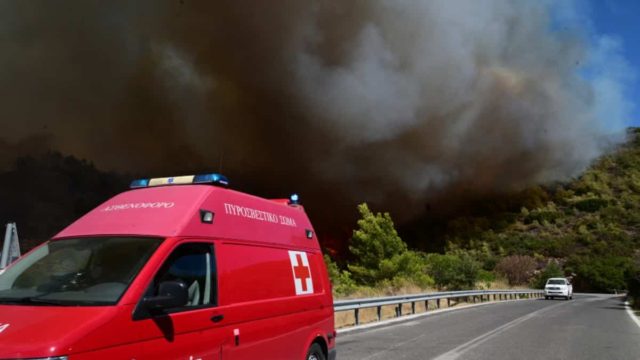 Φωτιά στην Αττική: Πύρινος «εφιάλτης» στη Διώνη – Καίγονται σπίτια (video)