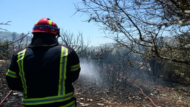 Φωτιά στα Βραχναίικα Αχαΐας: Στην επιχείρηση κατάσβεσης συμμετέχουν 3 αεροπλάνα και δύο ελικόπτερα